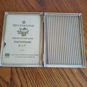 Biltmore Vtg Gold Tone Granny Cottage Double Standing Folding Photo Frame‎ 5x7